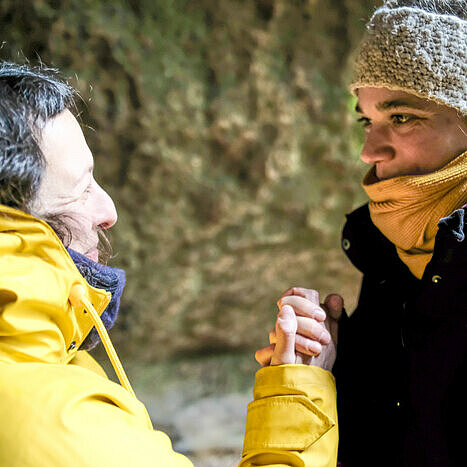 Begruessungsritual mit Teilnehmern meiner Waldangebote Begruessung auf unserer Reise im Wald
